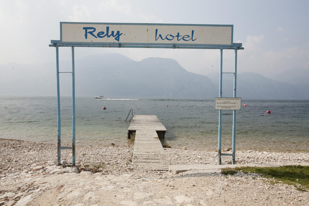 Hotel Residence Rely Бренцоне сул Гарда Екстериор снимка